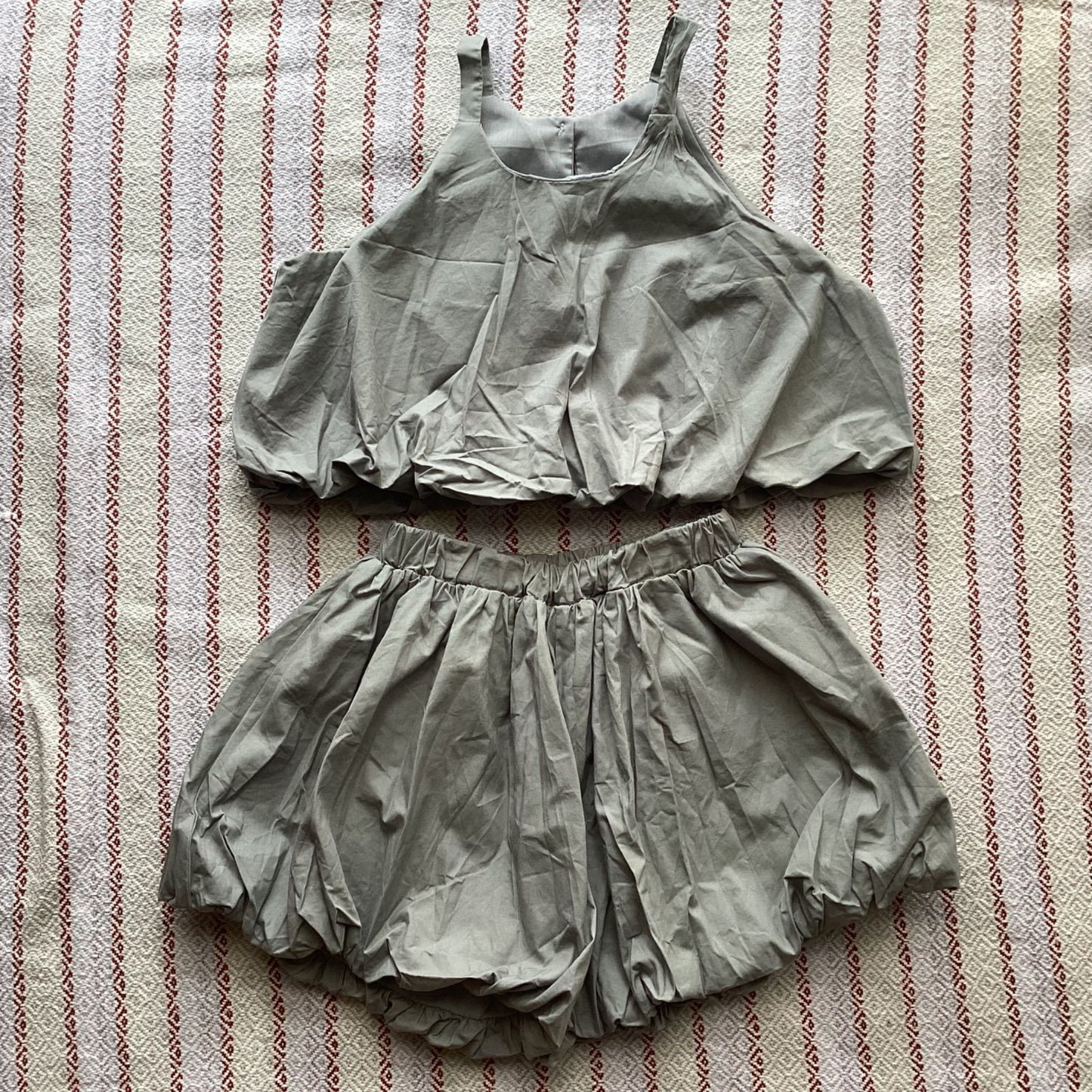 韓国 子供服 キッズ ガール 女の子 かっこいい かわいい ヘソ出し へそ出し 2点セット 上下セット セットアップ グレー スカート バルーンスカート キャミソール 140cm