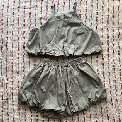 韓国 子供服 キッズ ガール 女の子 かっこいい かわいい ヘソ出し へそ出し 2点セット 上下セット セットアップ グレー スカート バルーンスカート キャミソール 140cm