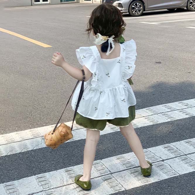 韓国 海外 輸入 子供服 キッズ セットアップ 2点セット 白 緑 ホワイト グリーン 花柄トップス ノースリーブ 半袖 キャミソール パンツ ショートパンツ かぼちゃパンツ 半ズボン 上下セット レース フリル シャツ 100cm 110cm 120cm