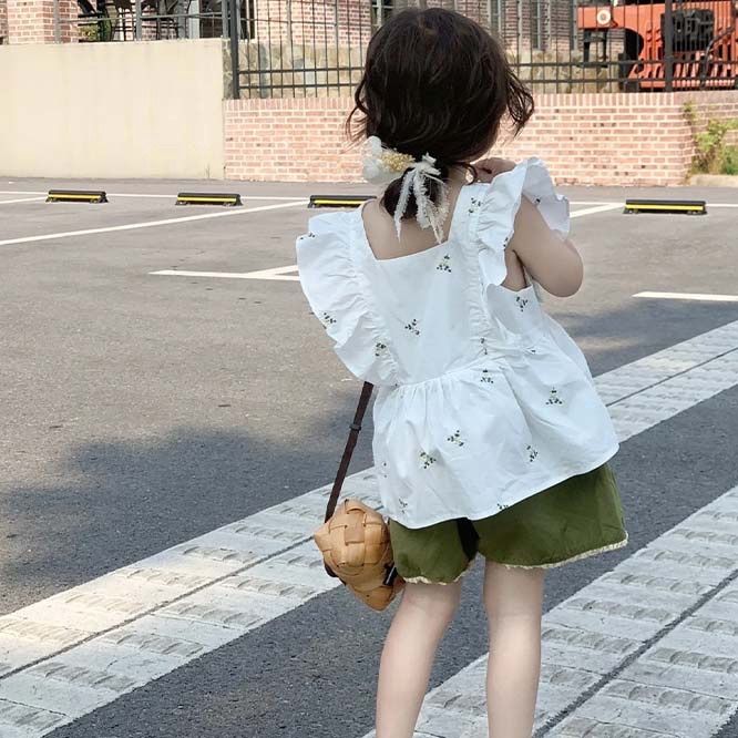 韓国 海外 輸入 子供服 キッズ セットアップ 2点セット 白 緑 ホワイト グリーン 花柄トップス ノースリーブ 半袖 キャミソール パンツ ショートパンツ かぼちゃパンツ 半ズボン 上下セット レース フリル シャツ 100cm 110cm 120cm